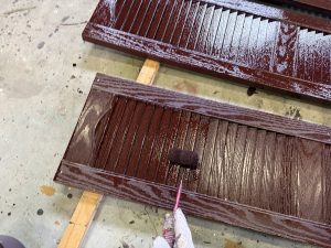 敦賀市の外壁塗装工事（窓飾り上塗り２回目）